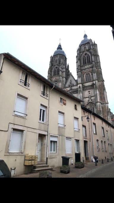 F2 Au Pied De La Basilique Saint-Nicolas-de-Port